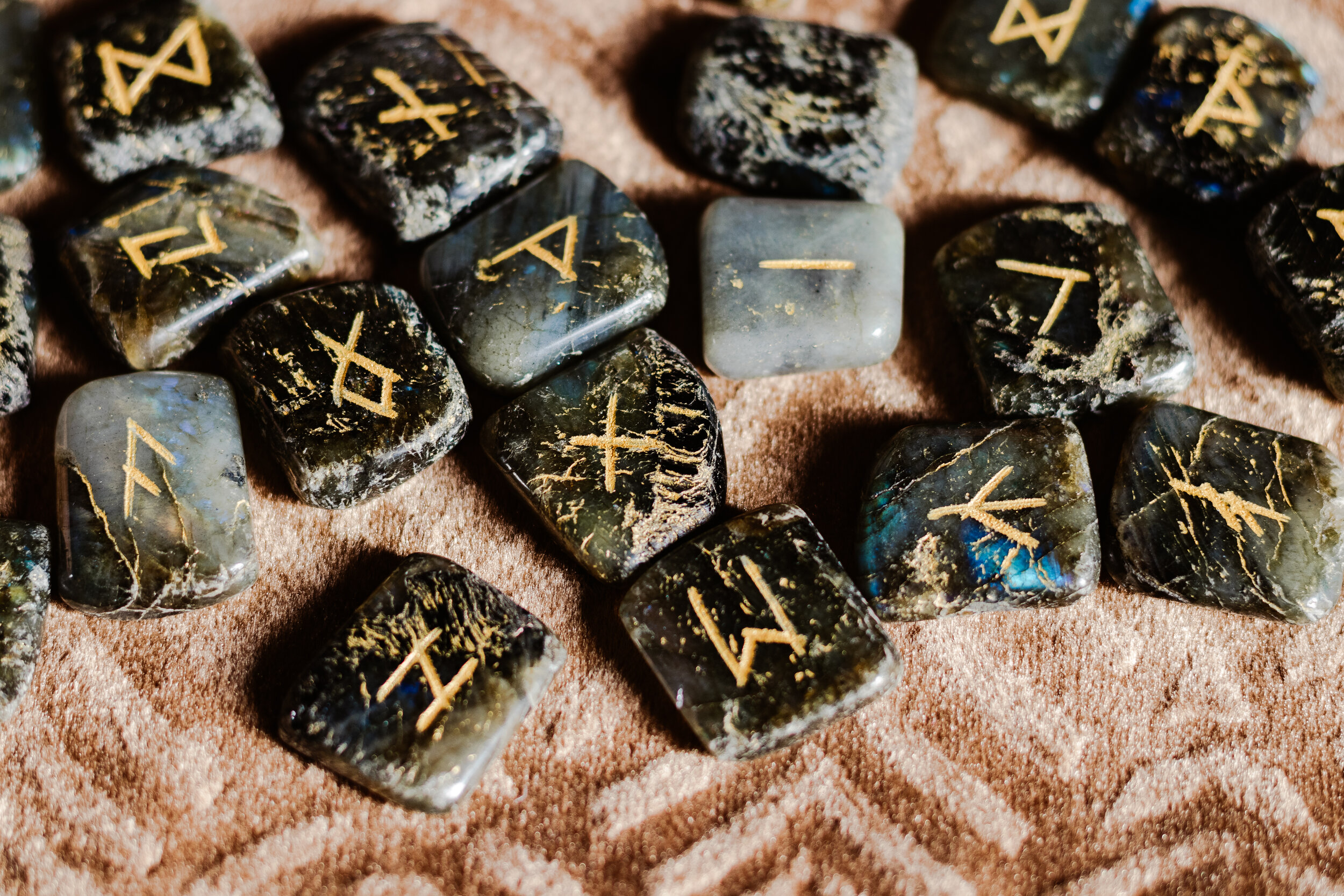 AAAA+Natural Rrose Crystal Rune Blacks Stone Irregular Divination