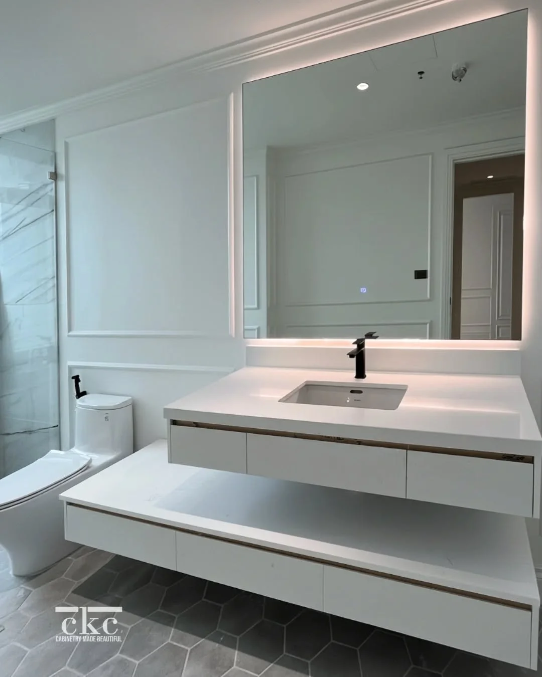 Simplicity requires precision. ✨

This custom bathroom vanity features a double-drawer suspension system that maximizes floor space while maintaining a clean, minimalist aesthetic. The floating lower tier adds extra surface area without visual clutte