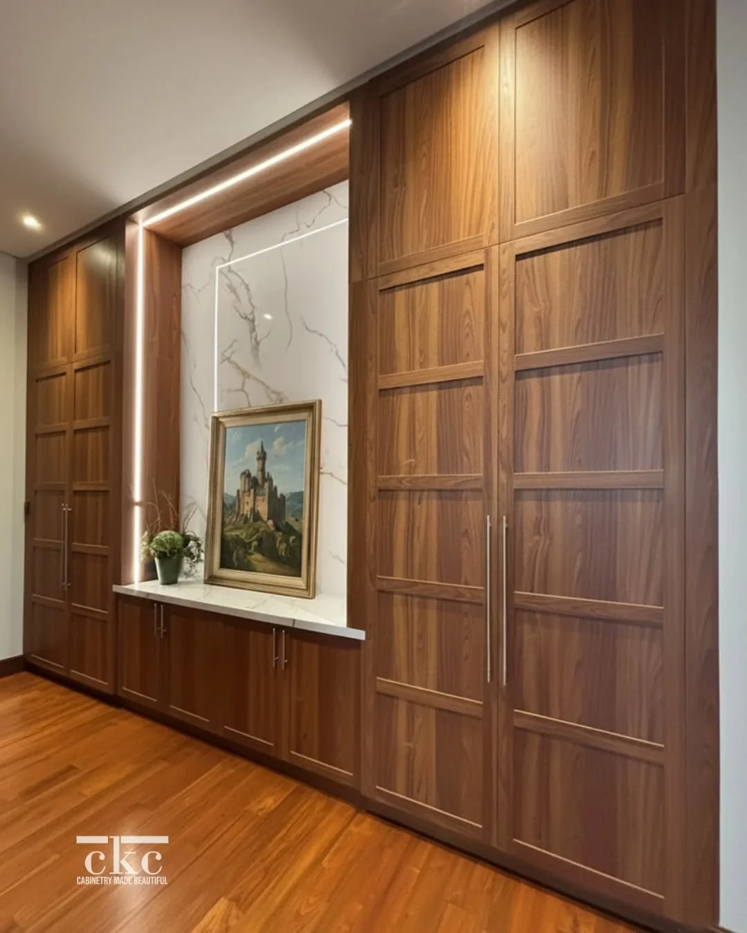 A symphony of textures. 🎻&nbsp;

Seamlessly blending natural wood with sleek finishes to create the ultimate master suite. This design features architectural wall cabinets, a bespoke bathroom vanity, and a luxe walk-in bathroom closet tailored to cu