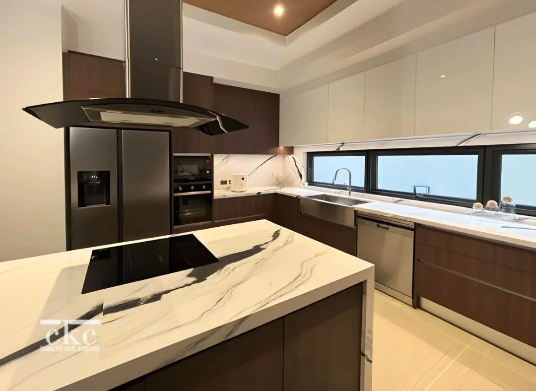 From the waterfall edge to the handle-less profiles, every detail counts. ✨

If you&rsquo;re looking for custom kitchen cabinet ideas in the Philippines, this is the look to save!