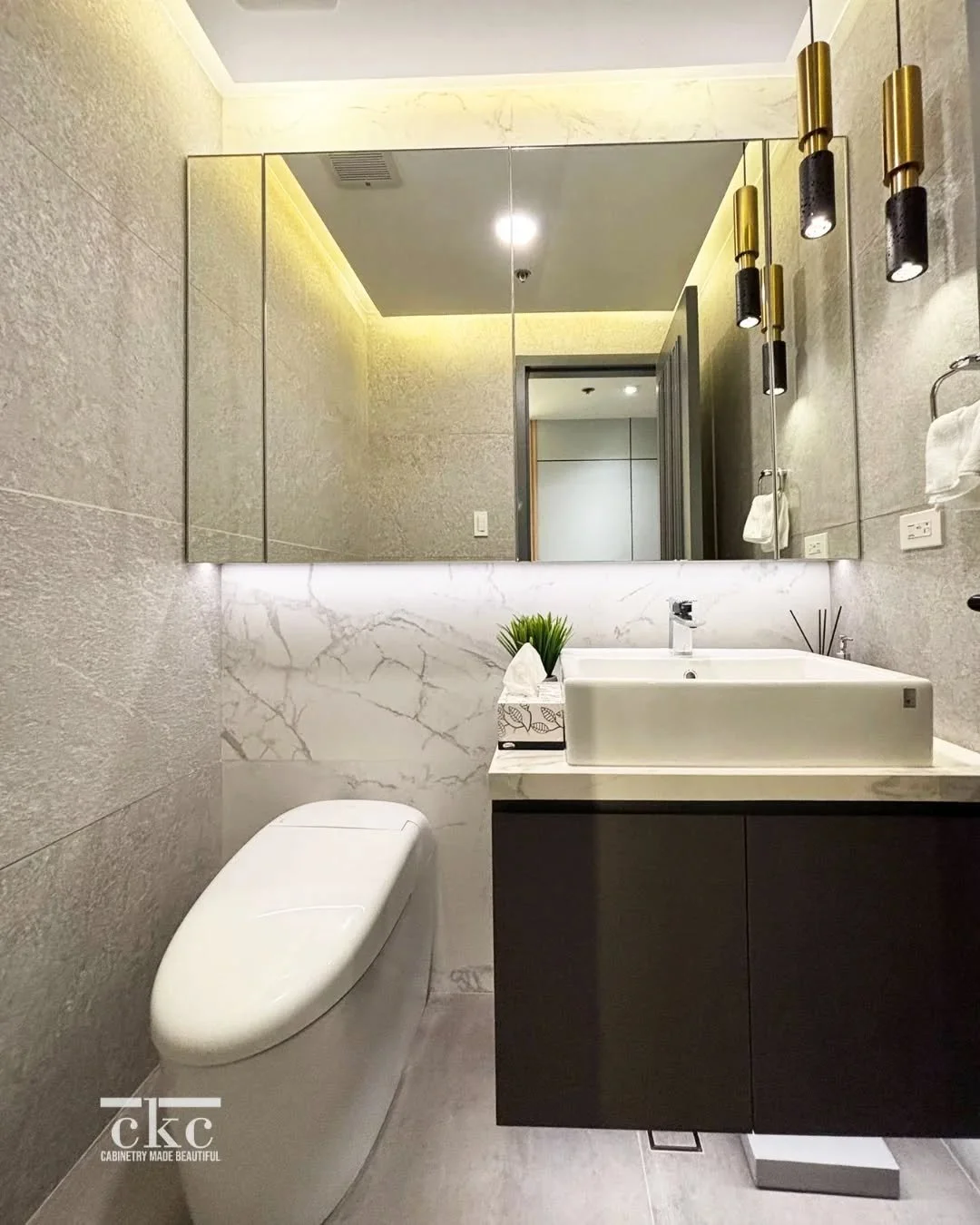 The secret to a spacious-feeling modern bath? Lift it off the floor. ✨ This custom floating vanity creates an illusion of more space by keeping the floor tiles visible, making the room feel open and airy.  But where does the clutter go? Straight into