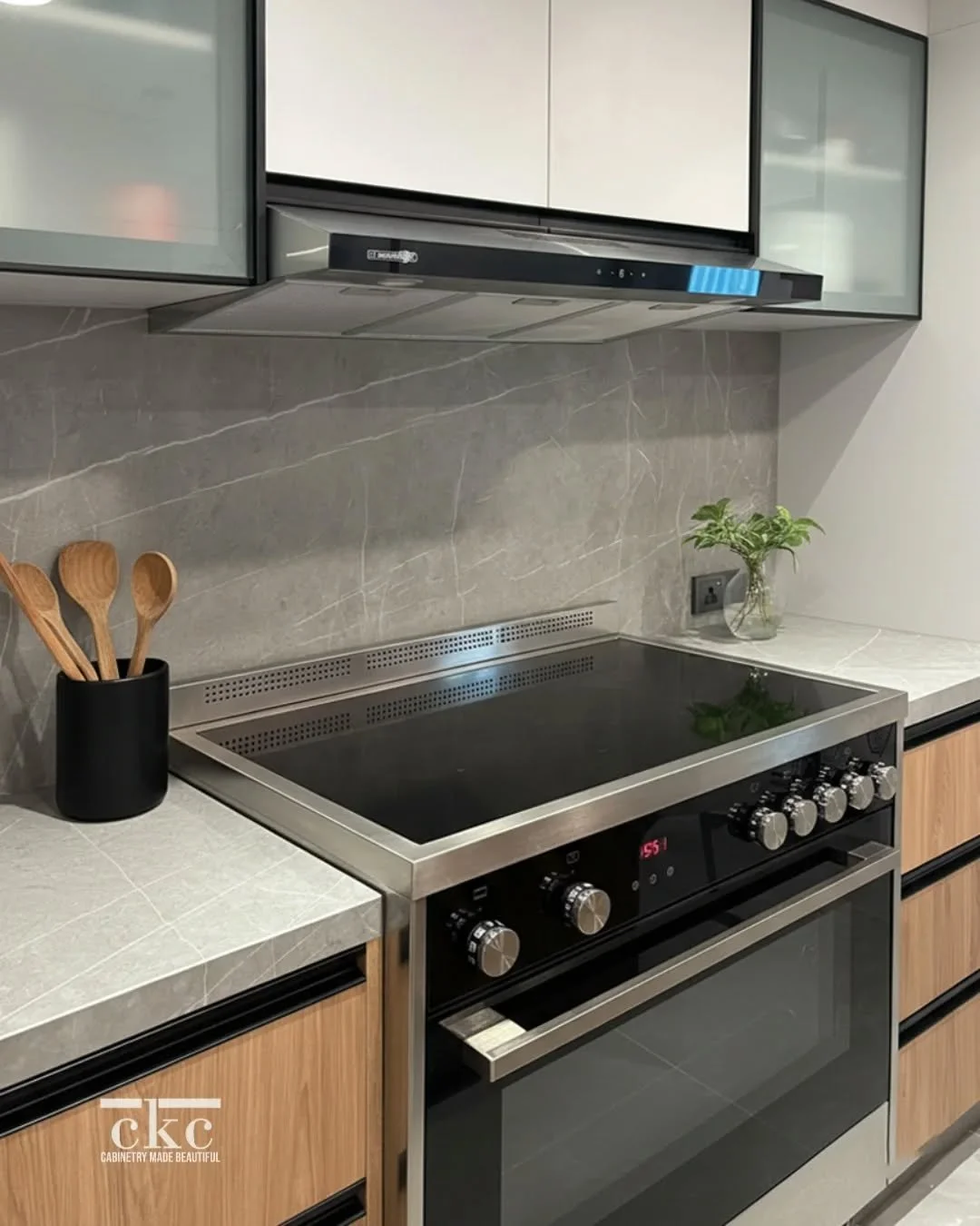 Is there anything more satisfying than a beautifully organized kitchen? This modern layout highlights smart kitchen design, with stunning kitchen cabinets keeping everything in its place. Absolute perfection! 🌿 

Drop a 💖 if you agree! 👇