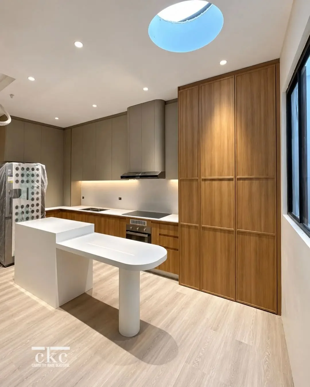 Designed for beauty, built around function.

A thoughtful interplay of warm woodgrain, muted taupe, and soft ambient lighting adds warmth and understated elegance to this contemporary kitchen. Beyond the cabinetry, integrated H&auml;fele pull-out sys