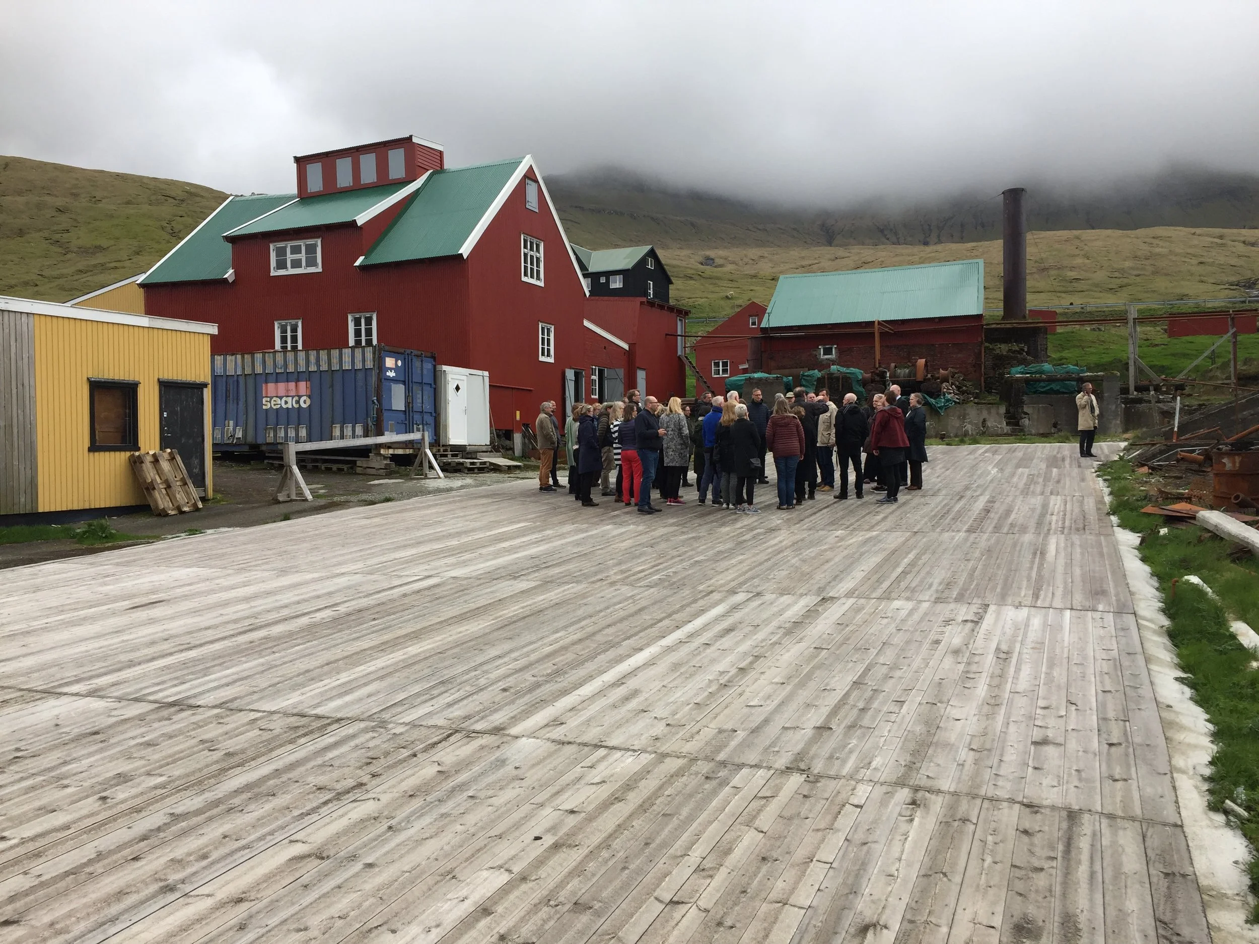 Í sambandi við fundin bjóðaði Tjóðsavnið luttakarunum norður at vitja Hvalastøðina. Í góðveðrinum tók Erland Viberg Joensen savnsvørður ímóti og greiddi frá søguni á staðnum og um ætlaninar hjá Tjóðsavninum við støðini.