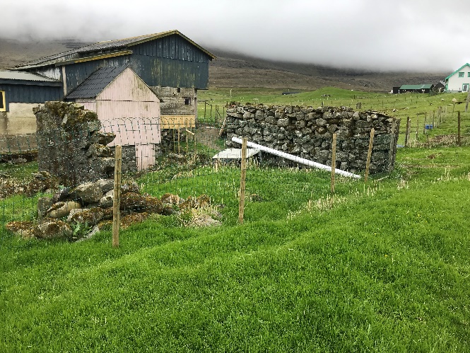 Grundin á húsinum hjá Áranti stendur uppi enn. Tað sigst, at formarnir enn liggja inni í grundini undir flagnum.