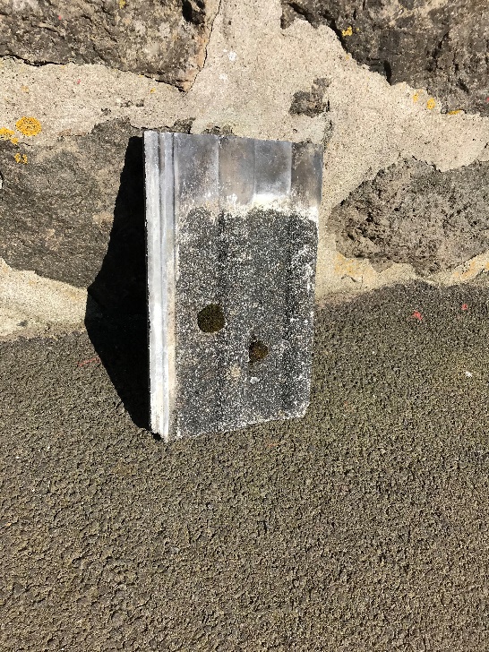 Betongtaksteinur av hjallinum hjá Hanusi. Hevur ligið á í umleið 75 ár.