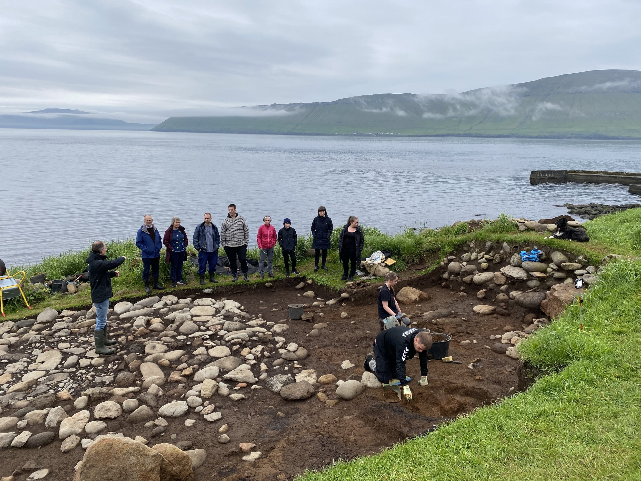 Gestirnir høvdu eisini møguleika at síggja hvussu fornfrøðingar arbeiða á einum útgrevstri.JPG