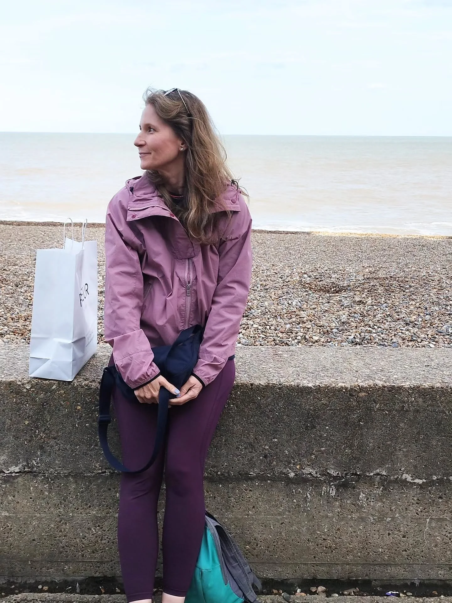 #weekendvibes love for comfortable and practical clothing continues 🩷&hearts;️ and my love of yummy food! 😋😅

Do you have a 'uniform' for the weekend?

Outfit details, all previous season:
Jacket @varley 
Leggings @sweatybetty 
Bag @uniqloeurope 
