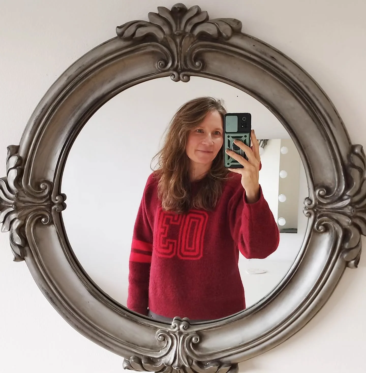 ❤️ Red ~ passion, anger, love, energy ❤️
There are so many emotions derived from this colour #psychologyofcolours 
What are your thoughts about red?
It's a trending accent colour of the autumn / winter season this year.  Not a colour I wear often