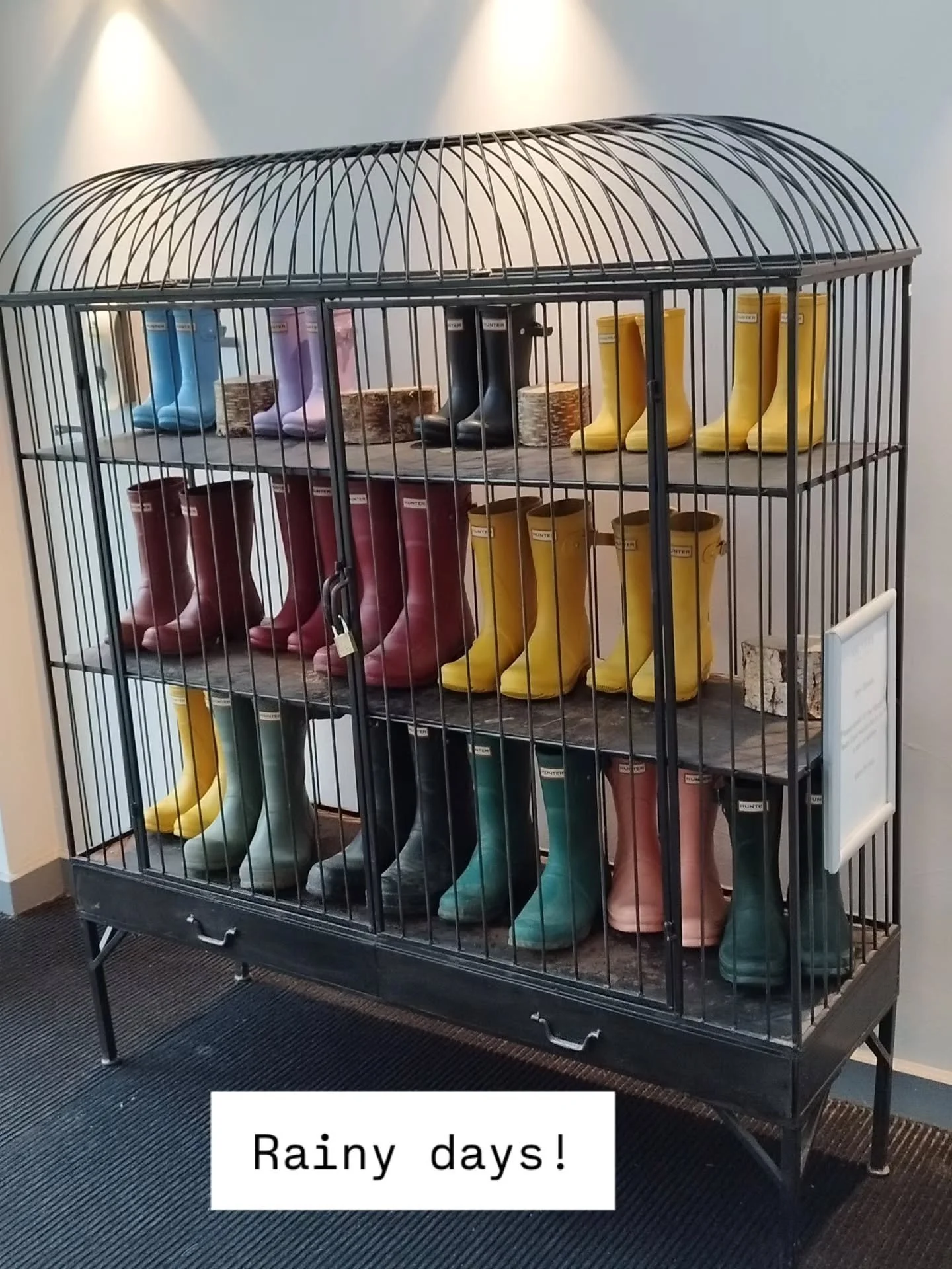 .... 🌧️ can we have some sunshine now please! ☀️

#britishweather #raincoat #rainydaystyle