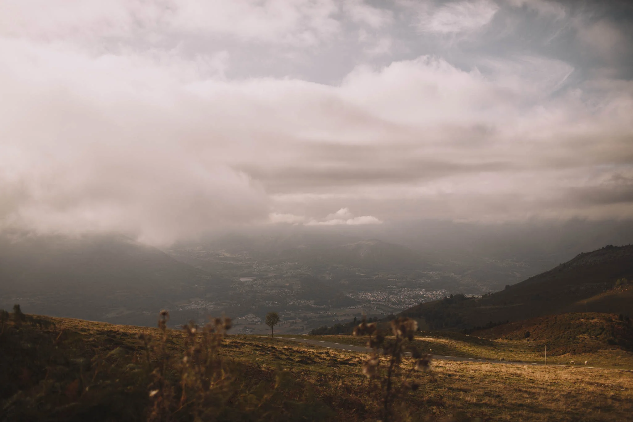 Pyrénées-mountains-wedding-photographer-jeremy-boyer-montagne-engagement-session-love-couple-1.jpg