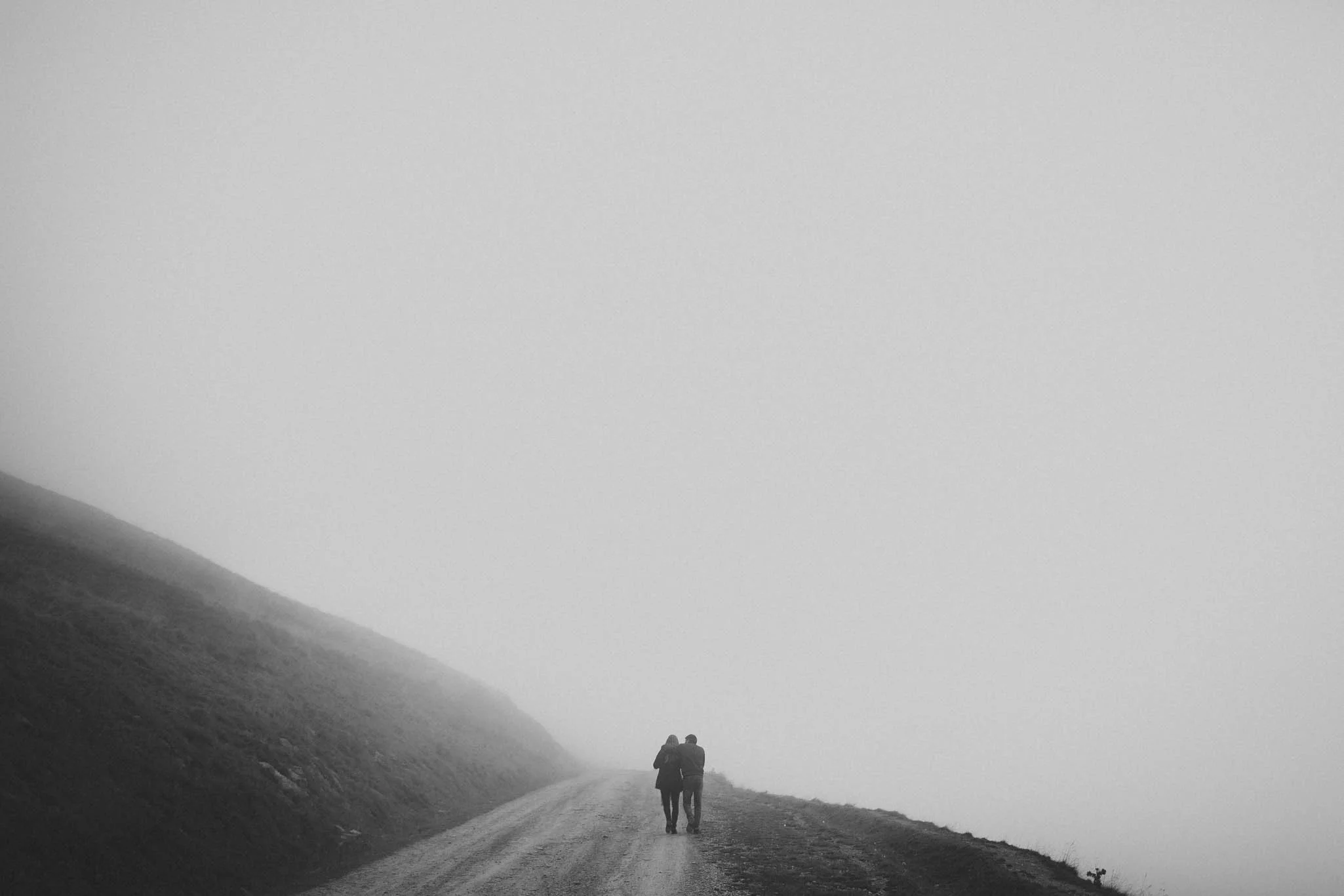 Pyrénées-mountains-wedding-photographer-jeremy-boyer-montagne-engagement-session-love-couple-4.jpg