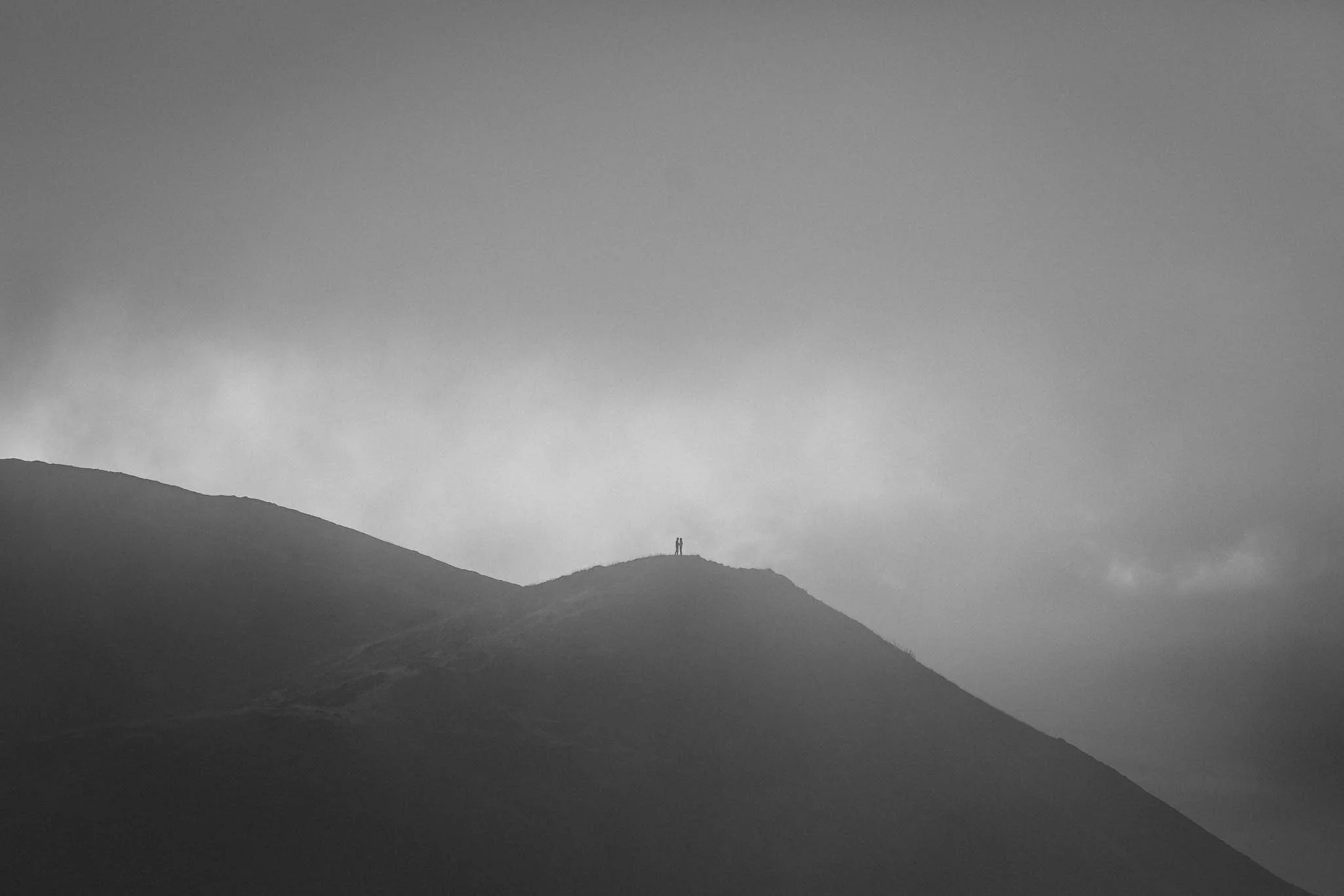 Pyrénées-mountains-wedding-photographer-jeremy-boyer-montagne-engagement-session-love-couple-7.jpg