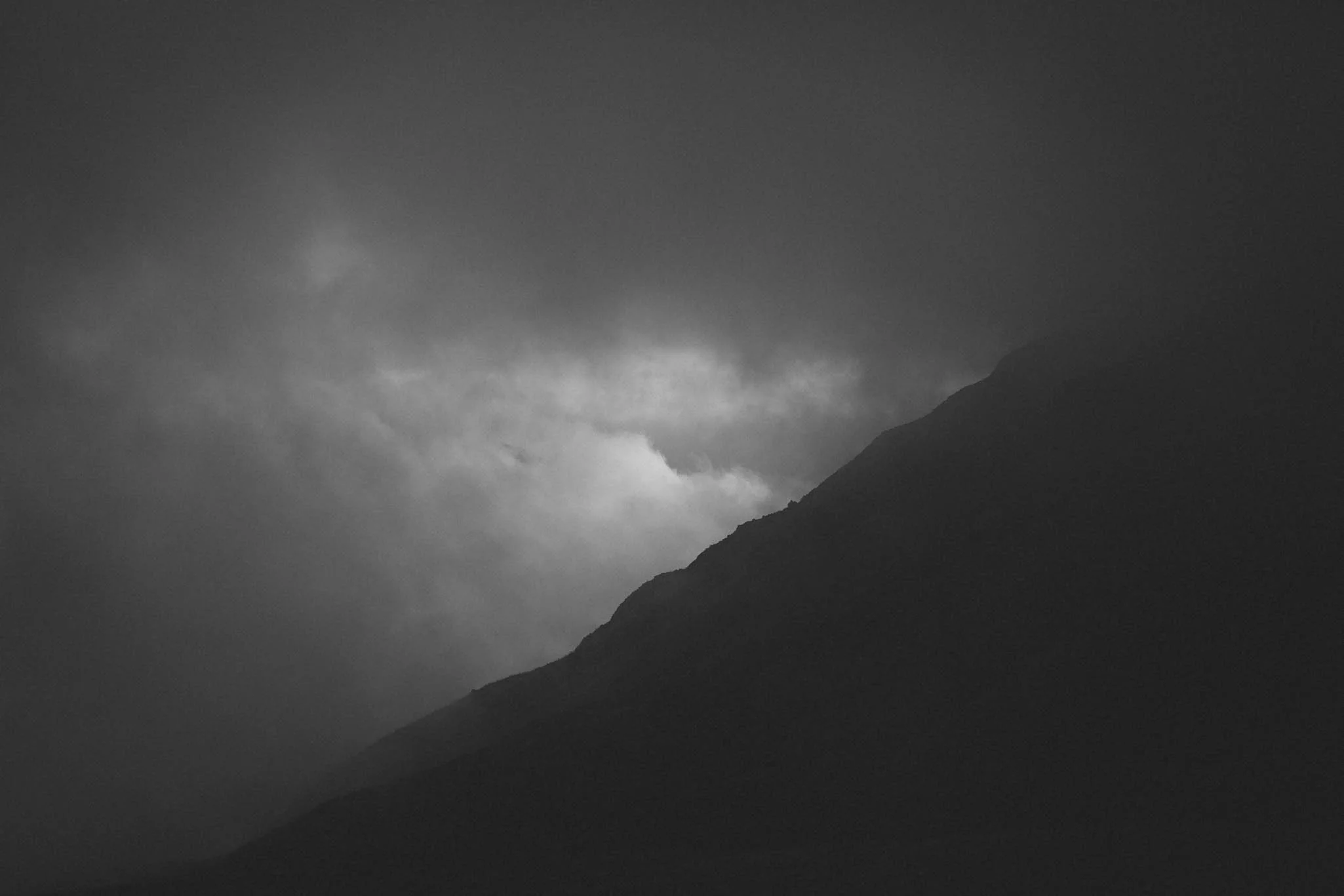 Pyrénées-mountains-wedding-photographer-jeremy-boyer-montagne-engagement-session-love-couple-9.jpg