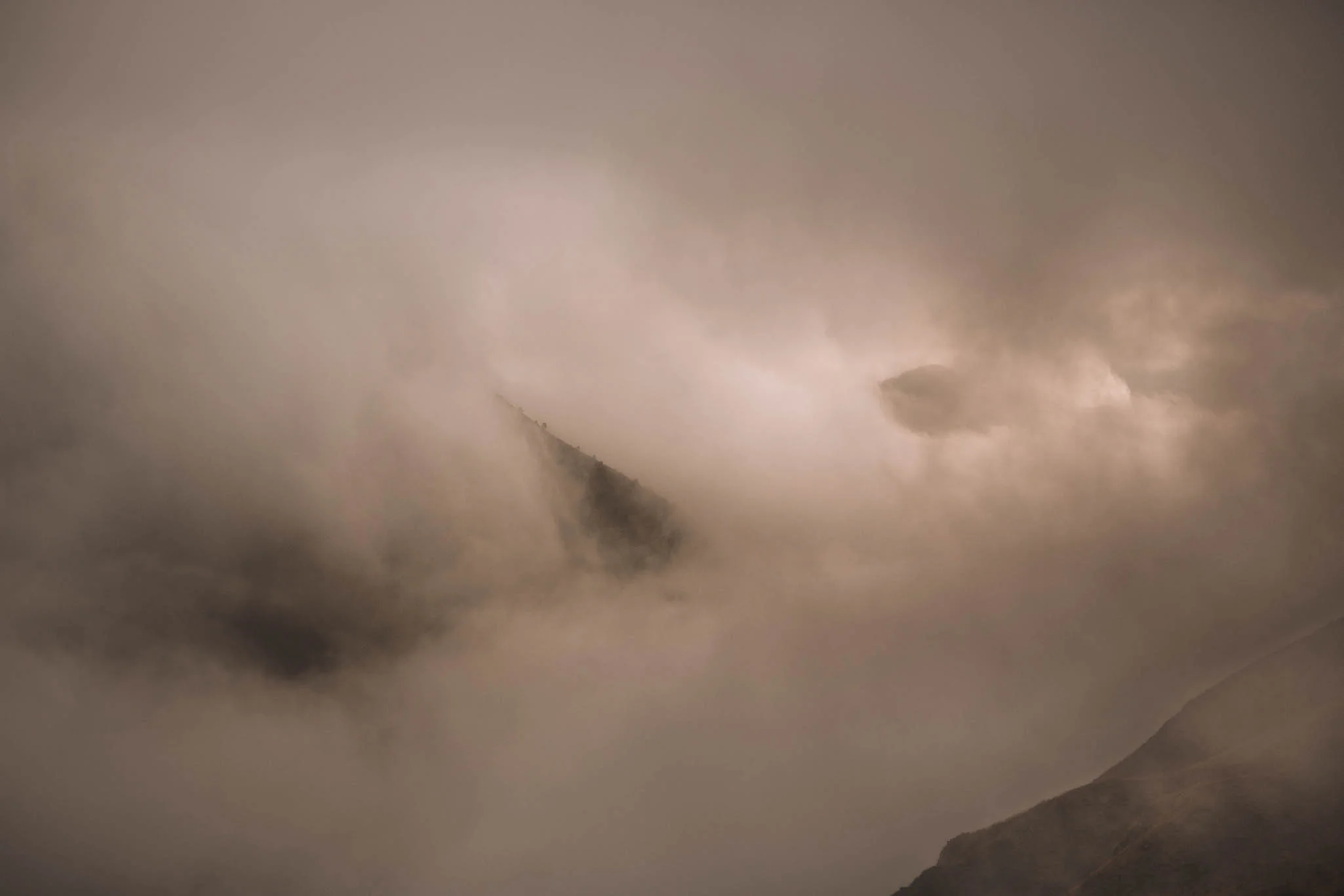 Pyrénées-mountains-wedding-photographer-jeremy-boyer-montagne-engagement-session-love-couple-10.jpg