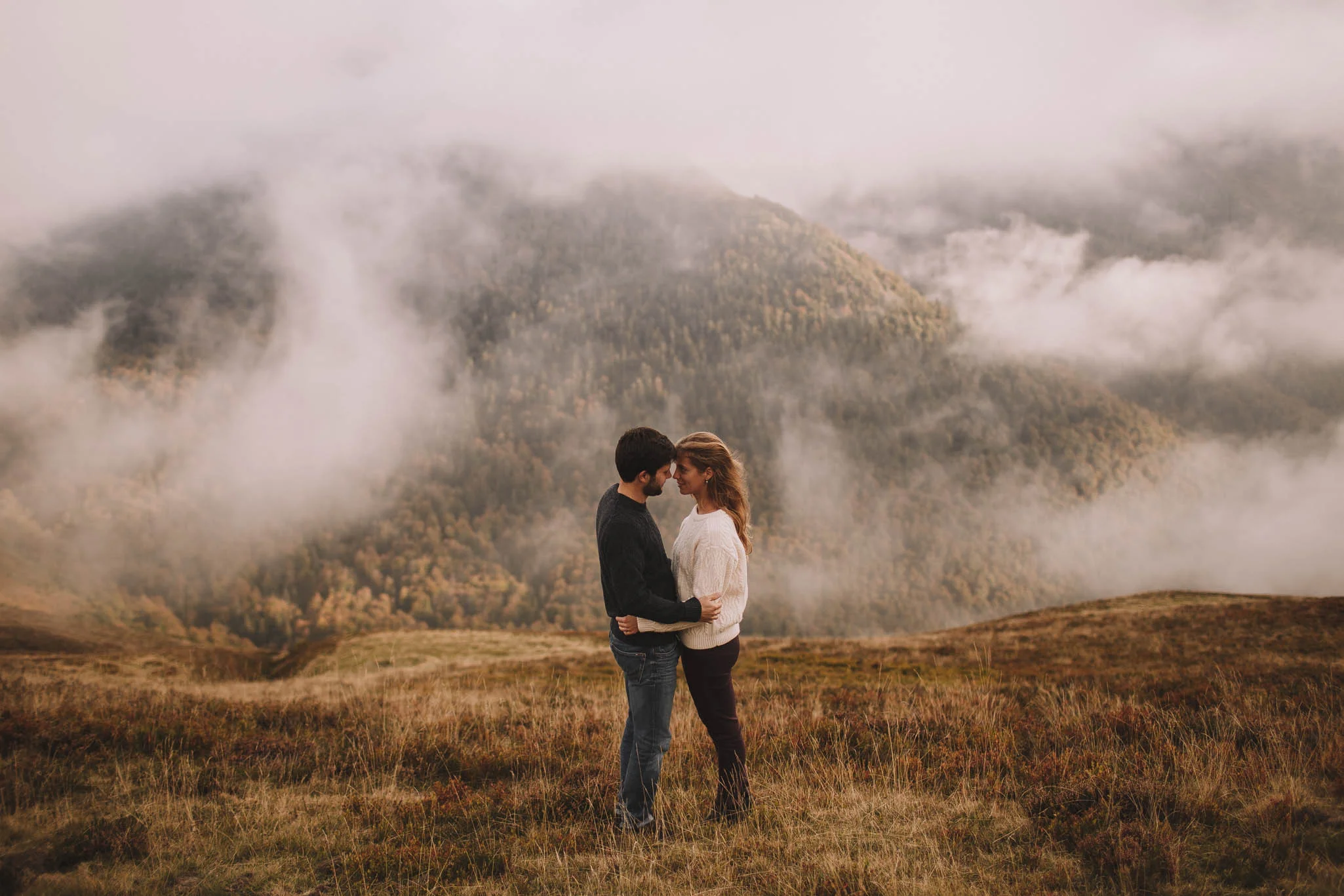 Pyrénées-mountains-wedding-photographer-jeremy-boyer-montagne-engagement-session-love-couple-16.jpg
