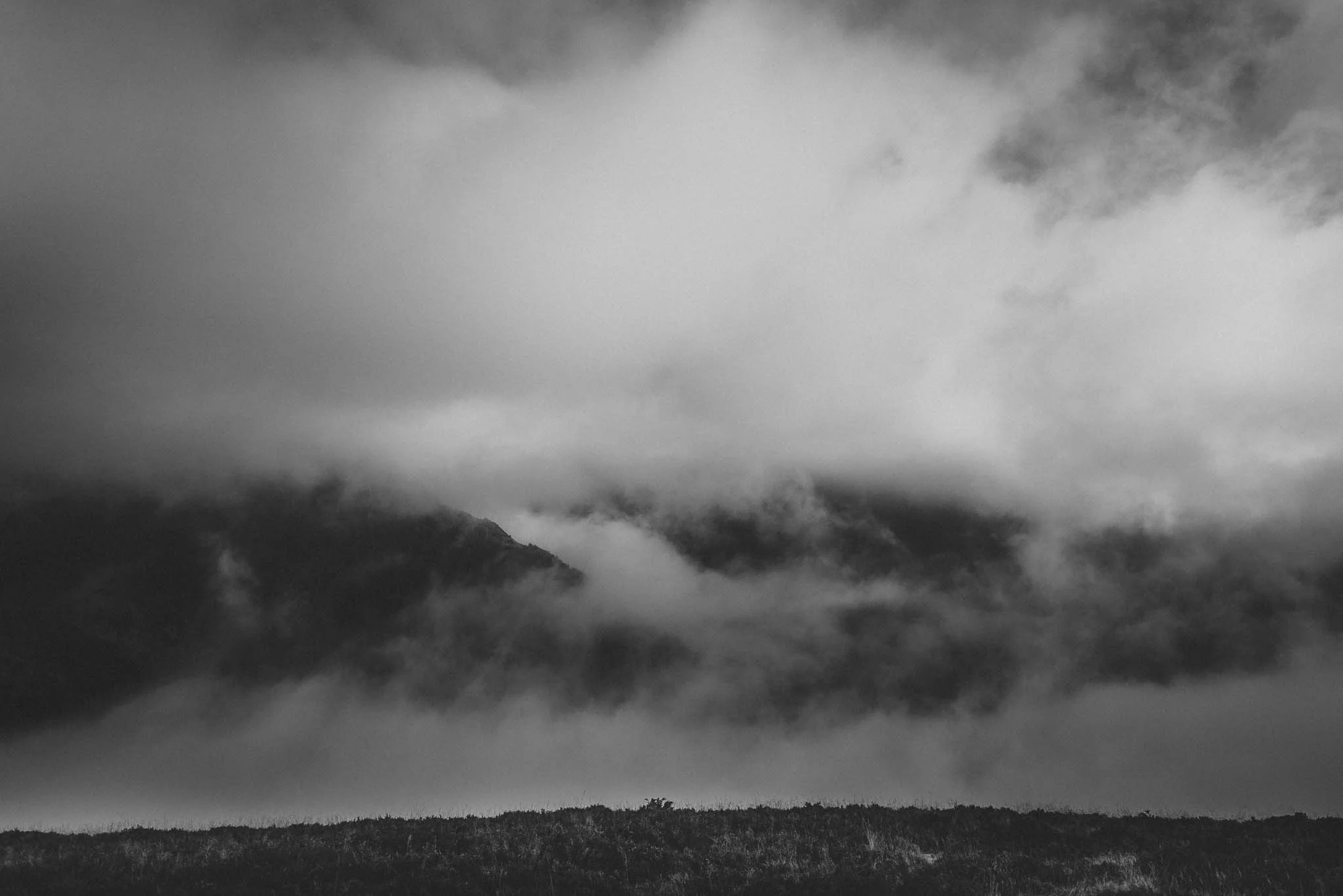 Pyrénées-mountains-wedding-photographer-jeremy-boyer-montagne-engagement-session-love-couple-25.jpg