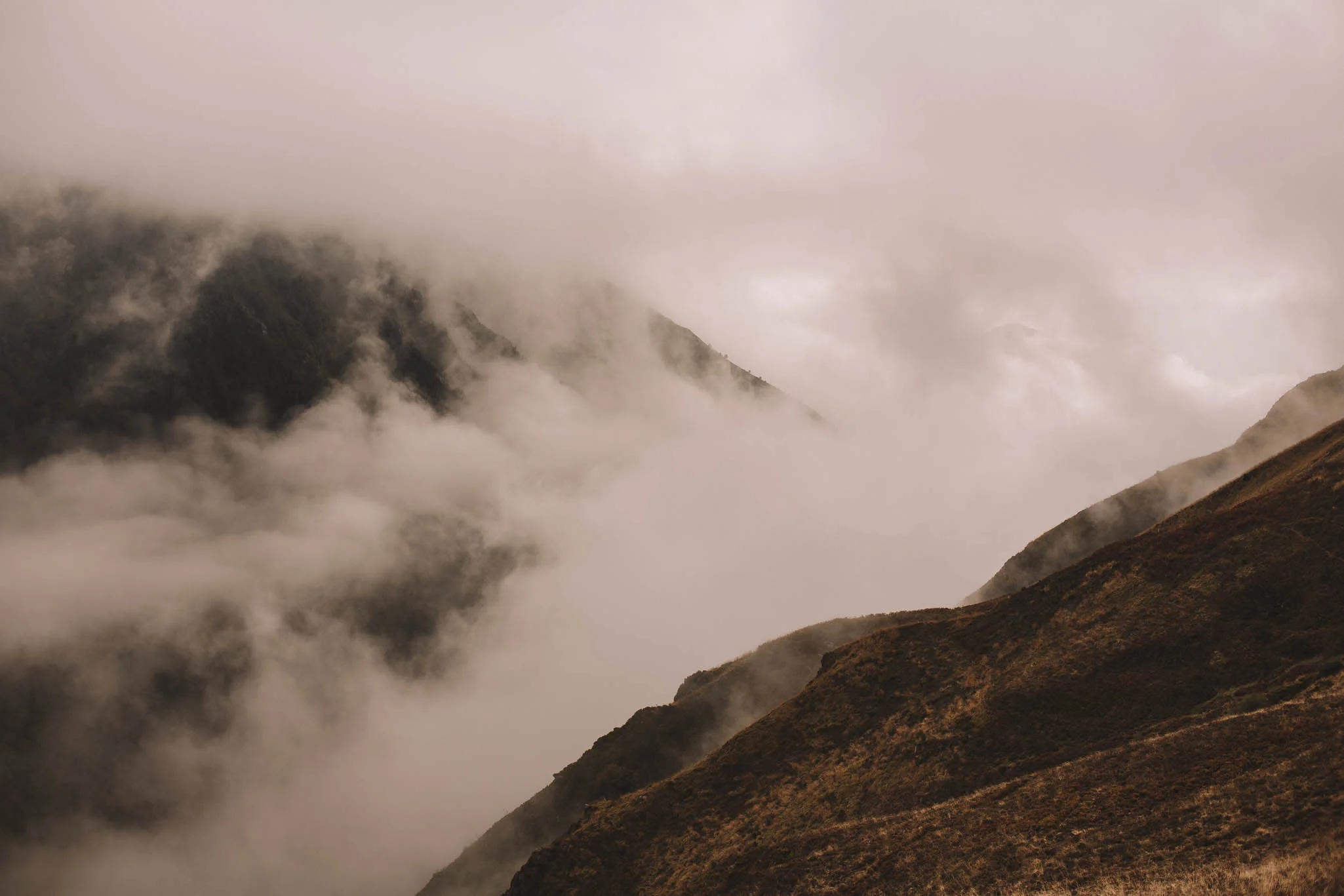 Pyrénées-mountains-wedding-photographer-jeremy-boyer-montagne-engagement-session-love-couple-35.jpg