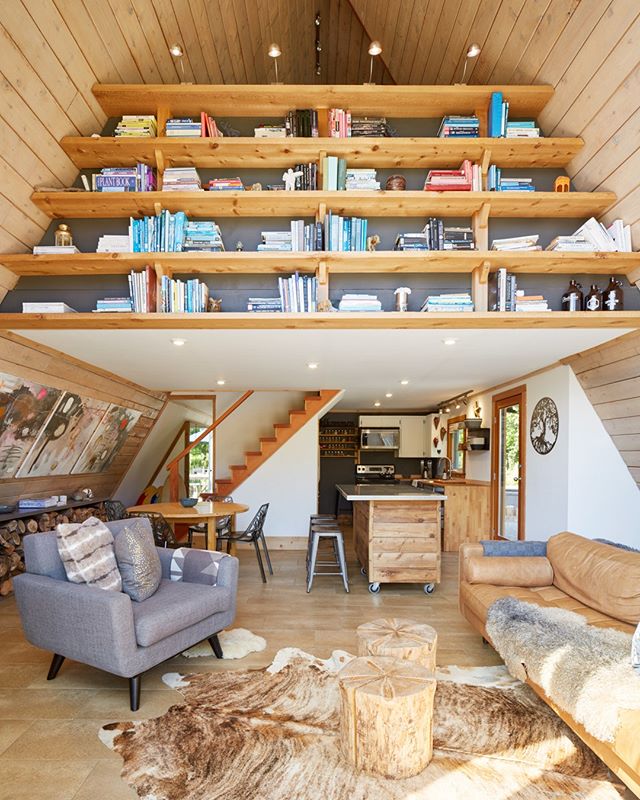 We love this book shelf! #themodernaframe 📷@aframestudio
.
.
.
.
.
#aframestudio #cottage #aframe #modernaframe #modernaframebook #themodernaframebook #architecturalphotography #cabin #chalet #cabinliving #tinyhouse #themodernaframe #modernaframe #m