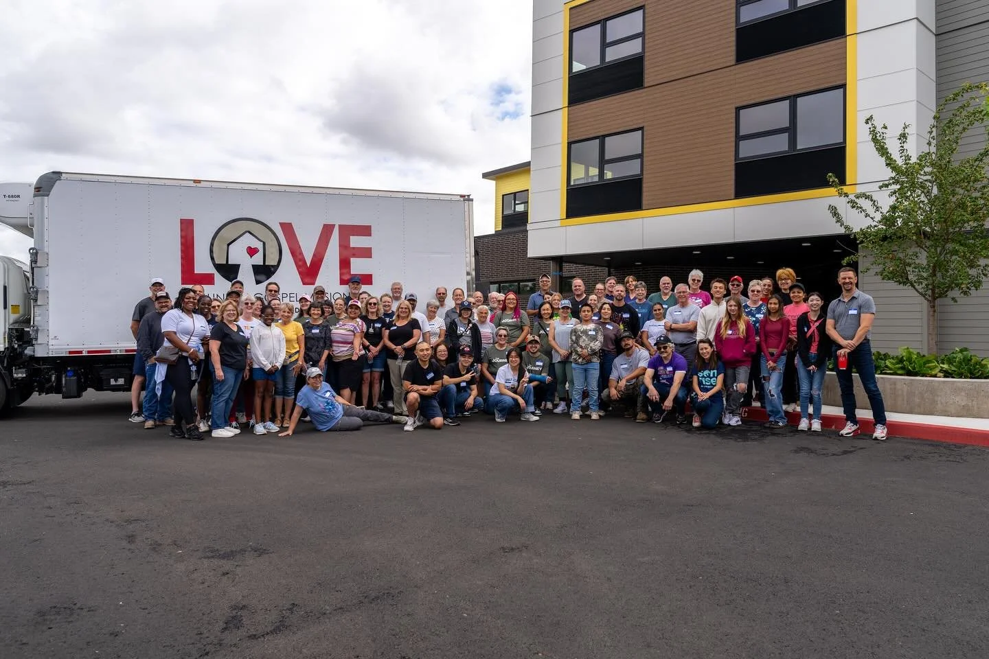 Thank you @sonrisechurch for coming out today to help prepare the new LifeChange Center for Women and Children! 

We are so thankful for all our volunteers who have moved and built furniture so we are ready to welcome the women and kids to their new 