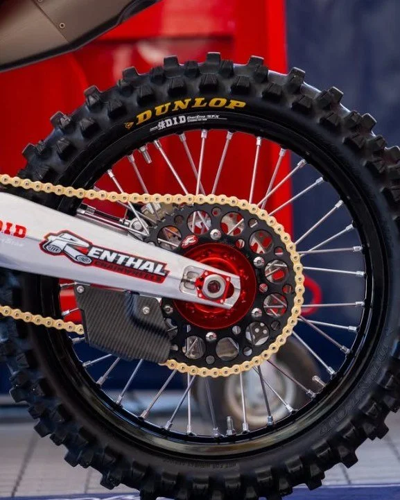 Ultra light weight and long lasting, Renthal Ultralight all aluminum rear sprockets deliver superior strength and durability.

#renthal #moto #sprocket #MX