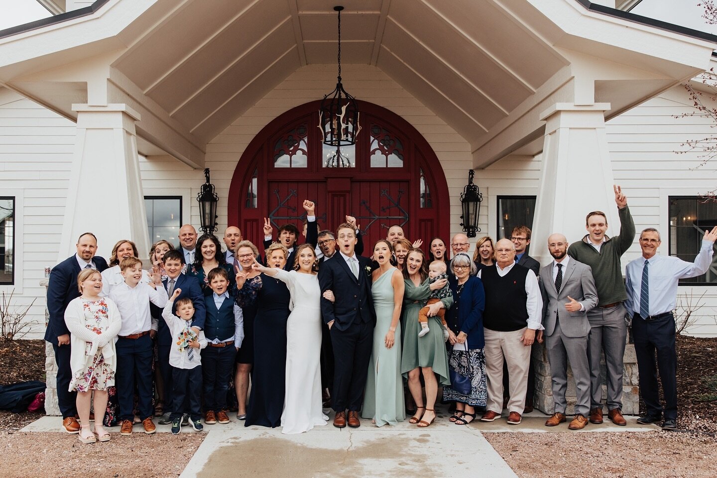 There&rsquo;s just something about a big group photo like this that warrrrrms my heart. More of these, please! 
⠀⠀⠀⠀⠀⠀⠀⠀⠀
📷: @carlymacphoto 
Venue: @ashery_lane 
Coordination: @essenevents 
Beauty: @maggiej_makeup + @ruthiezwillinghair 
Catering: @d