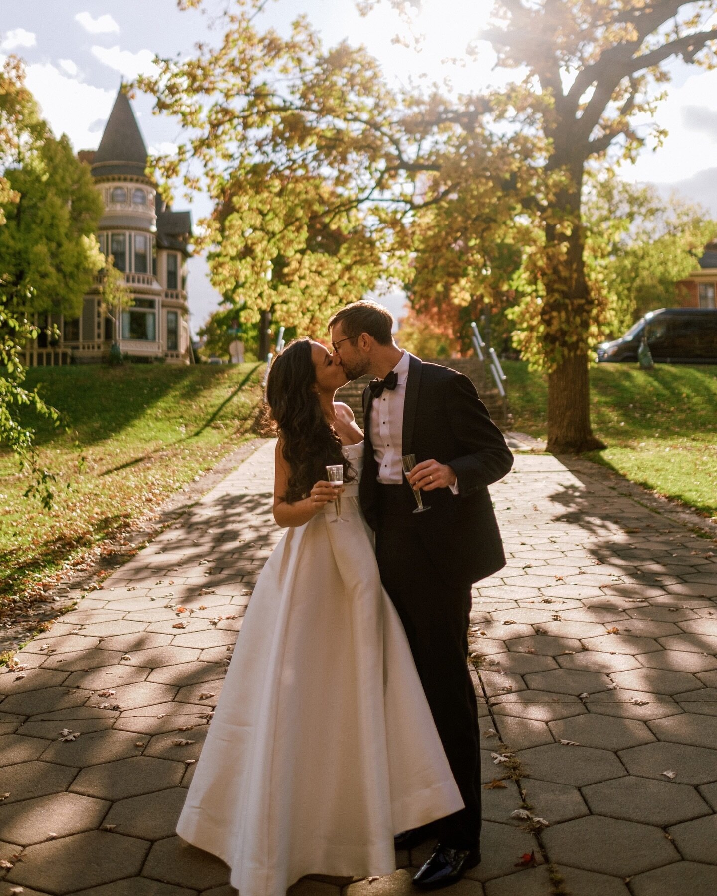 Looking through 2023 galleries today and the Gilmore Girls theme song immediately started playing in my head when I saw this one. 
⠀⠀⠀⠀⠀⠀⠀⠀⠀
📷: @theautumndog 
Coordination: @essenevents 
HMU: @mavenhaircollective 
Ceremony venue: @cathedralhill 
Rec