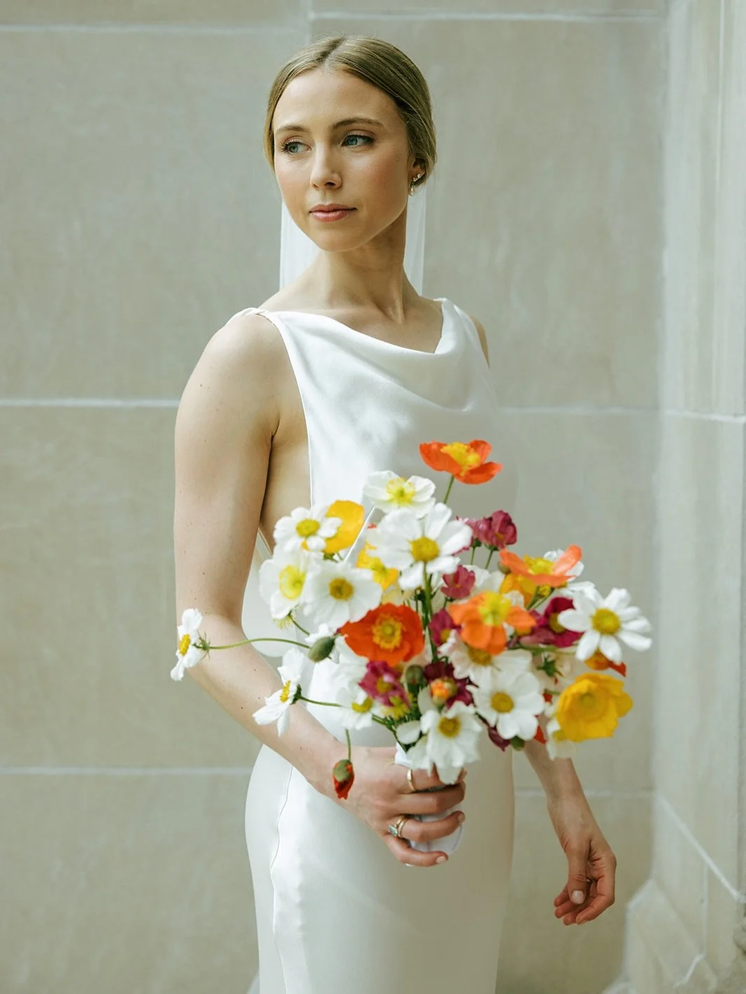 A moment of appreciation Maddie and her poppy bouquet. 😮‍💨🥹
Photo: @kellyrussophoto 
Beauty: @ladyvampartistry 
Floral + Coordination: @essenevents