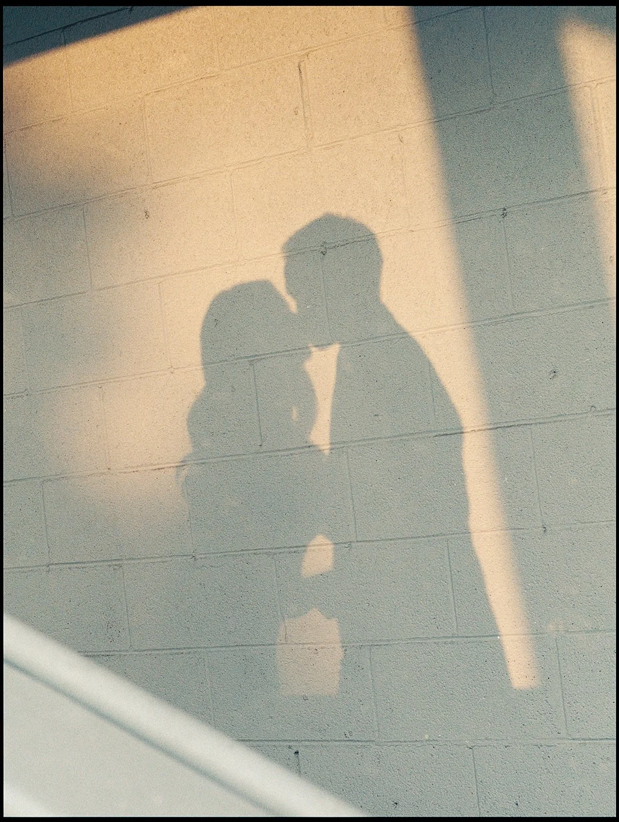 The way @tom_thornton_ captured the people in this day is *chef&rsquo;s kiss* the best ever. Not to mention the sweet sneaky shadow portrait of the cutie bride and groom. 

Coordination: @essenevents 
Photography: @tom_thornton_ 
Venue: @eventsbydian