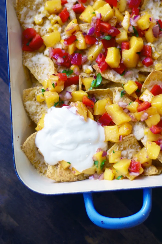 SO GUT: KÄSE-NACHOS MIT SALSA UND GUACAMOLE