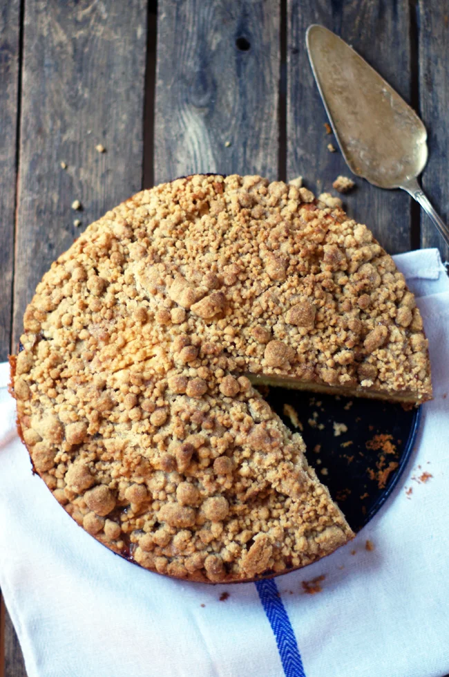 ANFÄNGE UND APFEL-ZIMT-STREUSELKUCHEN