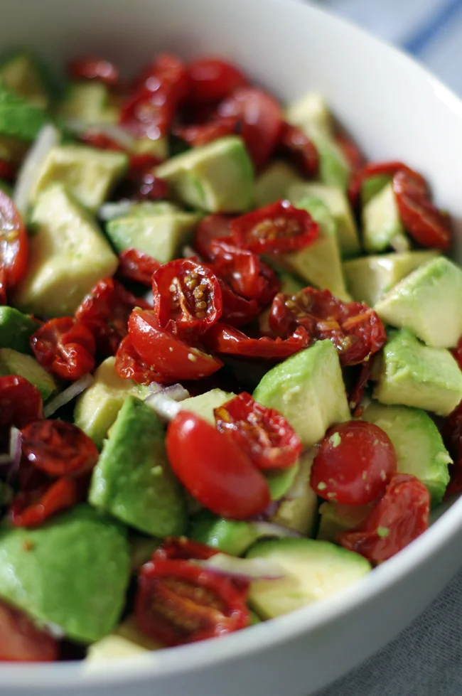 SÜCHTIG NACH: AVOCADO-TOMATEN-SALAT