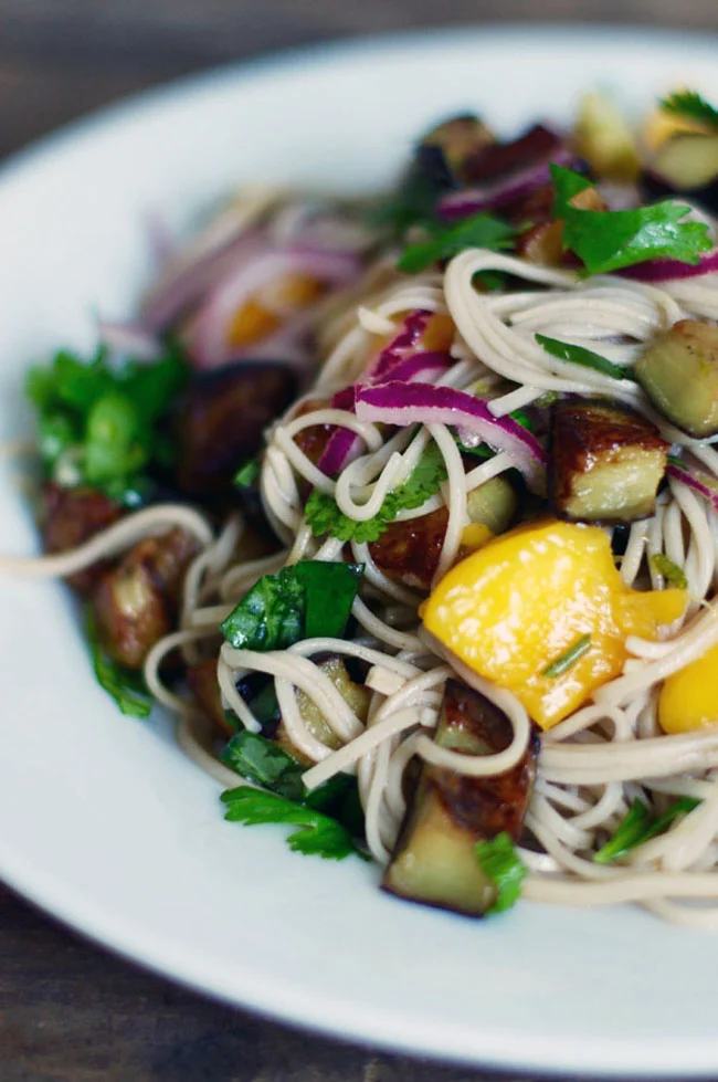 WAS GIBT`S ZUM ABENDBROT? SOBANUDELN MIT AUBERGINE UND MANGO