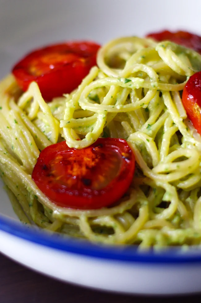 SÜCHTIG NACH: SPAGHETTI MIT AVOCADO-PESTO