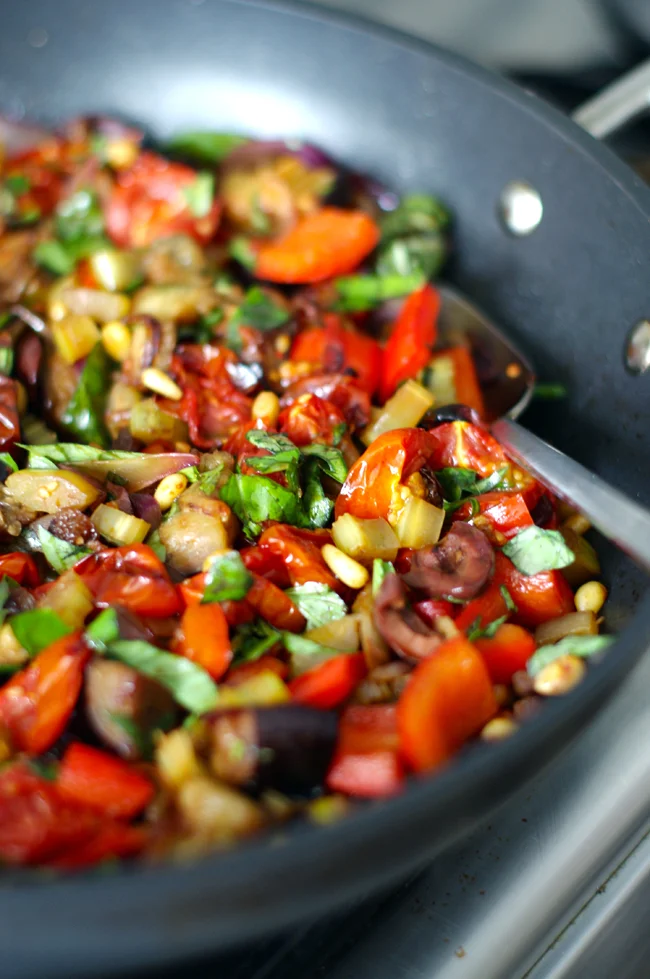 EIN KOCHBUCH, EIN REZEPT: CAPONATA ROSCIOLI AUS „REISEHUNGER” VON NICOLE STICH