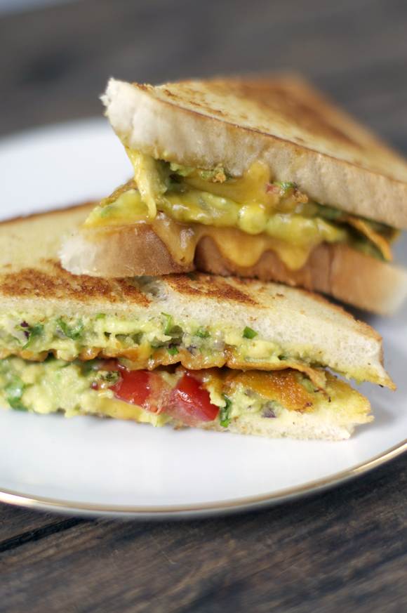 FRÜHSTÜCK IST FERTIG: GUACAMOLE-SANDWICHES