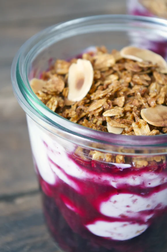 FRÜHSTÜCK IST FERTIG: MÜSLI MIT JOGHURT UND BEEREN