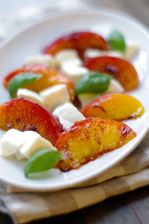 EIN EINFACHER SOMMERSALAT: GEBRATENE PFIRSICHE MIT MOZZARELLA