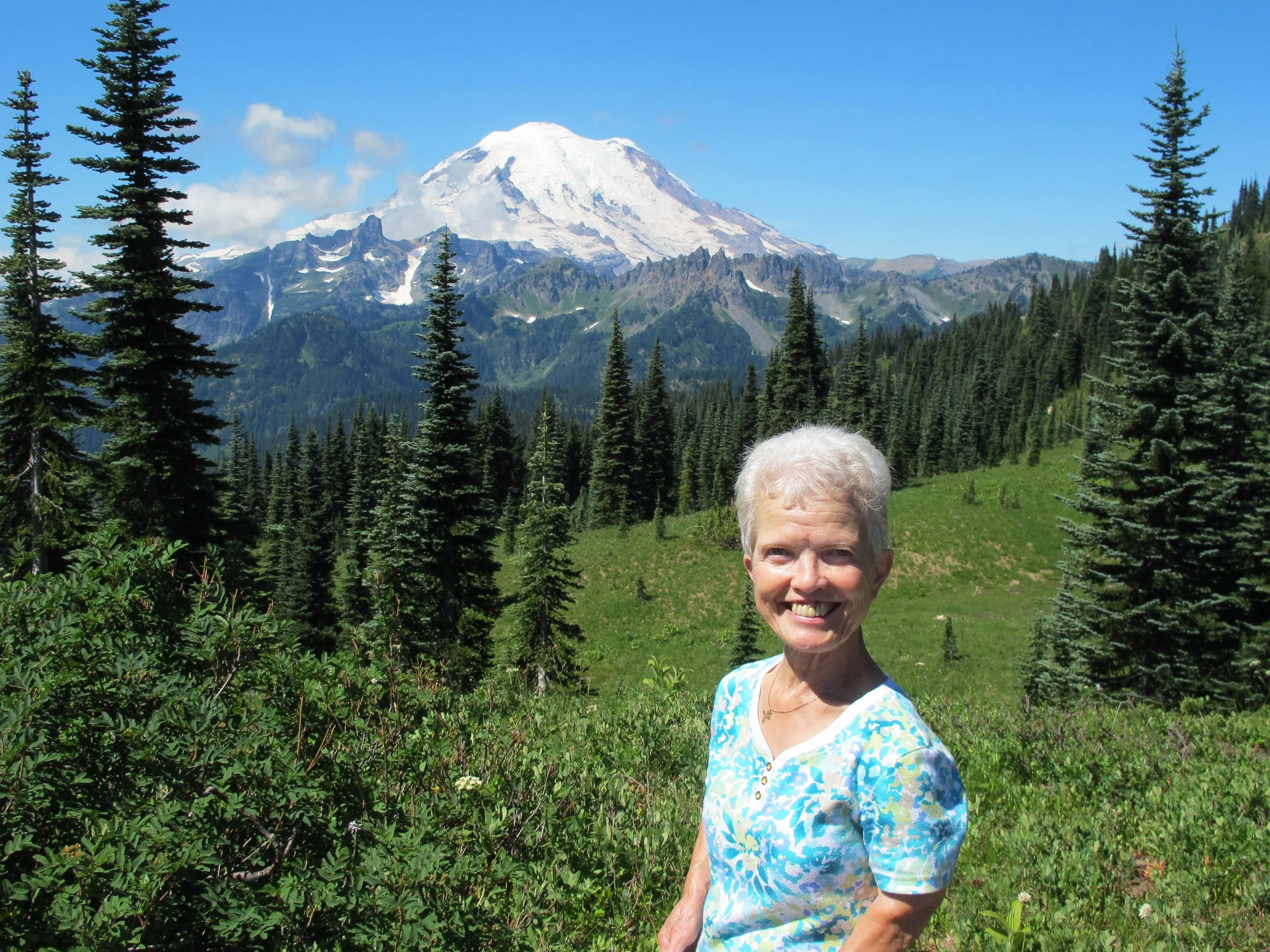 Sandy and mt. rainer .JPG