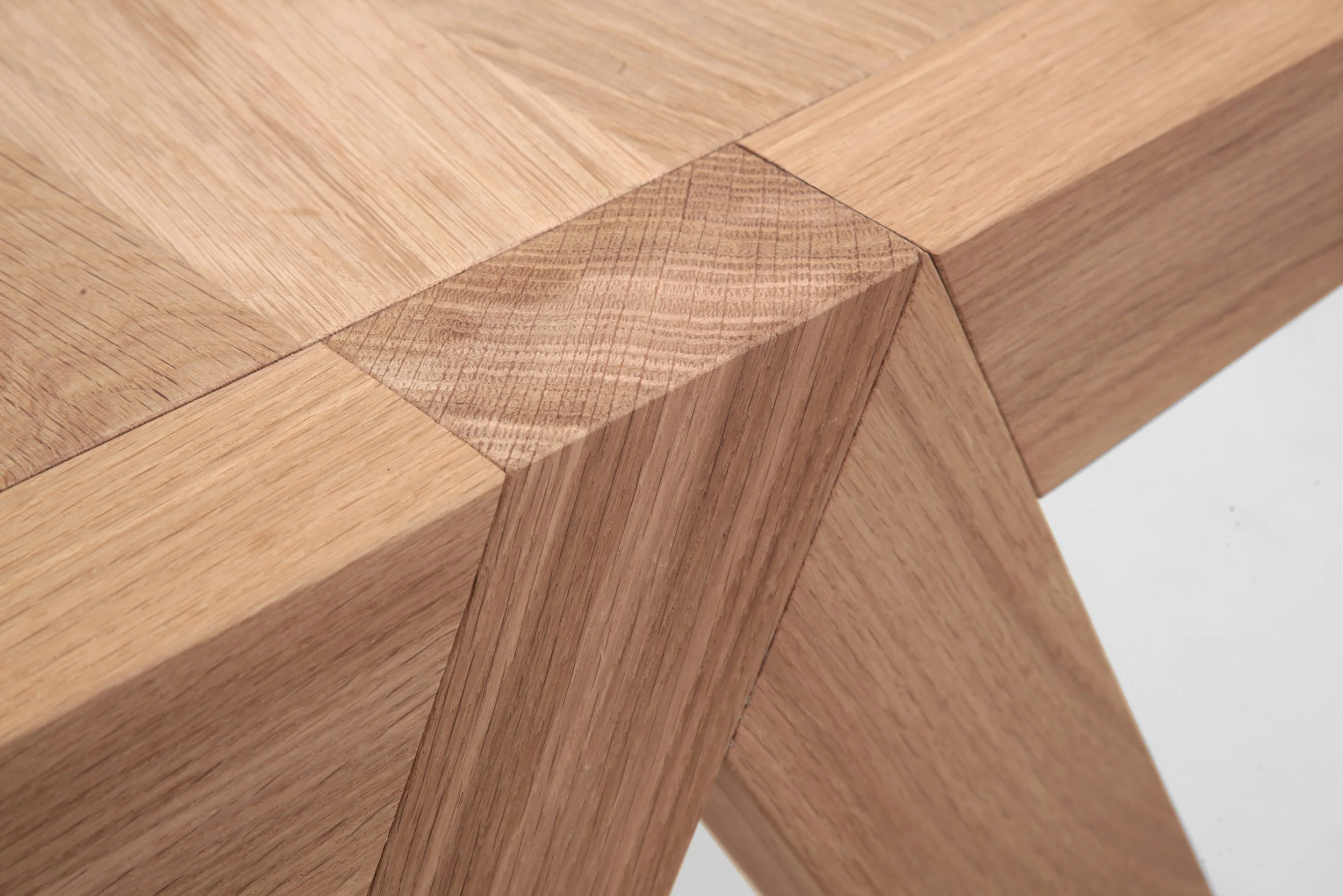  Stable is both a desk and a dining table which challenges classic table design: The design elements of the legs and frame are connected at the lateral table ridge, resulting in one unit that eliminates the conventional box-type frame structure. In a