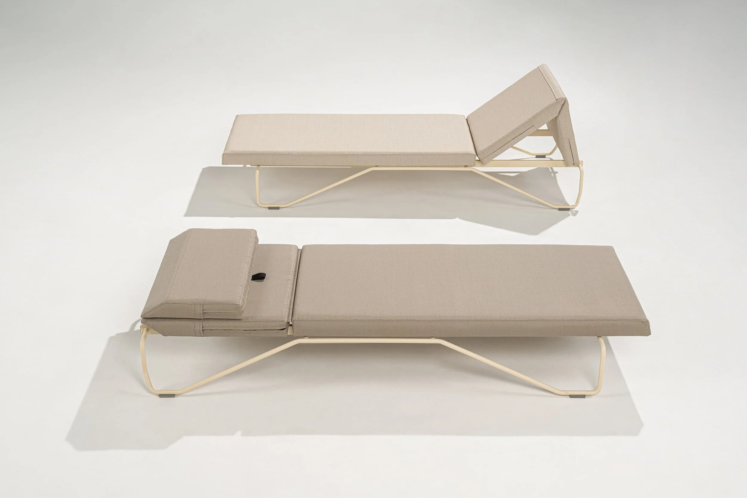  The Koltra lounger is designed for easy folding of the backrest without classic and complicated mechanisms. It is an innovative assembly system; the semi-sitting position is made so that the head pillow rotates around an axis and offers support. Whi