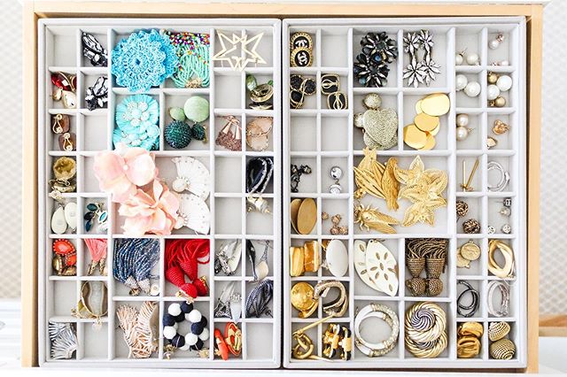 Never waste time looking for that missing second earring again! Jewelry dividers like this made a world of difference.
.
.
.
#jewelry #jewelryorganizer #jewelryorganization #closetorganization #bitsandbaubles #livesimply #closetgoals #closetorganizat