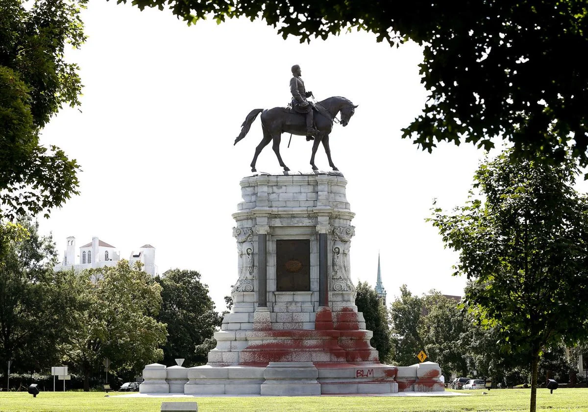 Robert E. Lee Monument in Richmond , Virginia