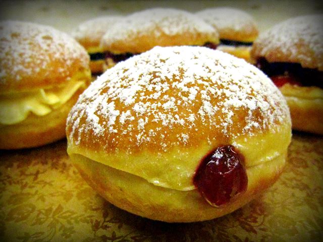 CALLING ALL PACZKI LOVERS!!!
Frosted donuts is taking orders for paczki!! Call today to place your order!!