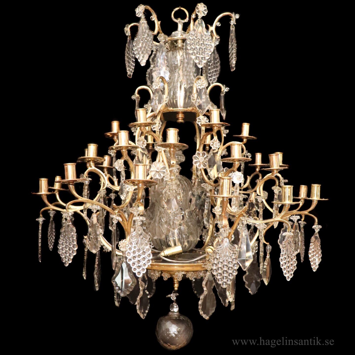 Impressive Rococo style chandelier. Swedish Ca 1890 with Bohemian crystal. Room for 30! Candle lights an 1 meter wide.

#rococo Rococostyle #rococorevival #chandelier #rokokostil #rokoko #louisxv #bohemiancrystal #ljuskrona #kristallkrona #kattokruun