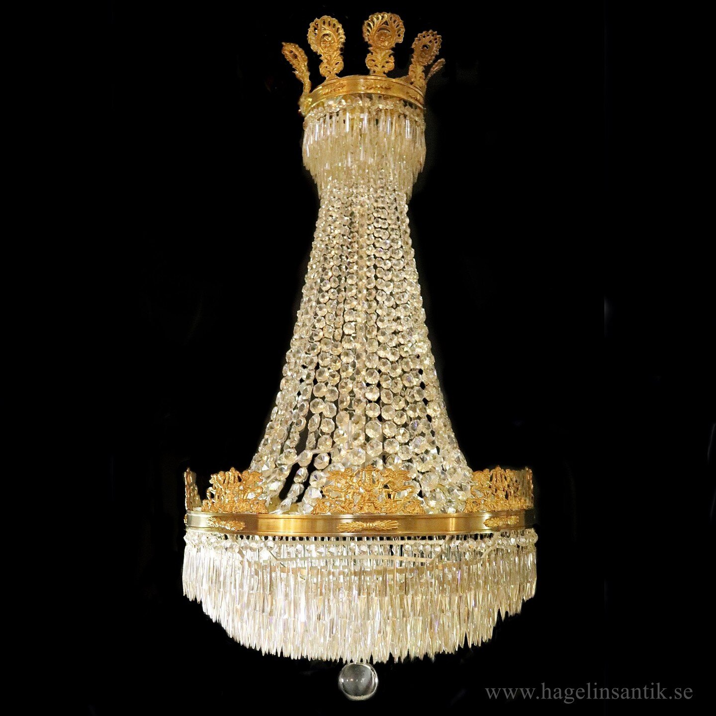 Large and impressive chandelier in the Empire style Ca 1900, France.

#chandelier #ljuskrona #lysekrone #kattokruunu #lustre #kronenleuchter #ormolu #bronzedor&eacute; #crystal #kristallkrona #empirestyle #neoclassicism #antiques #antik #ceilinglight