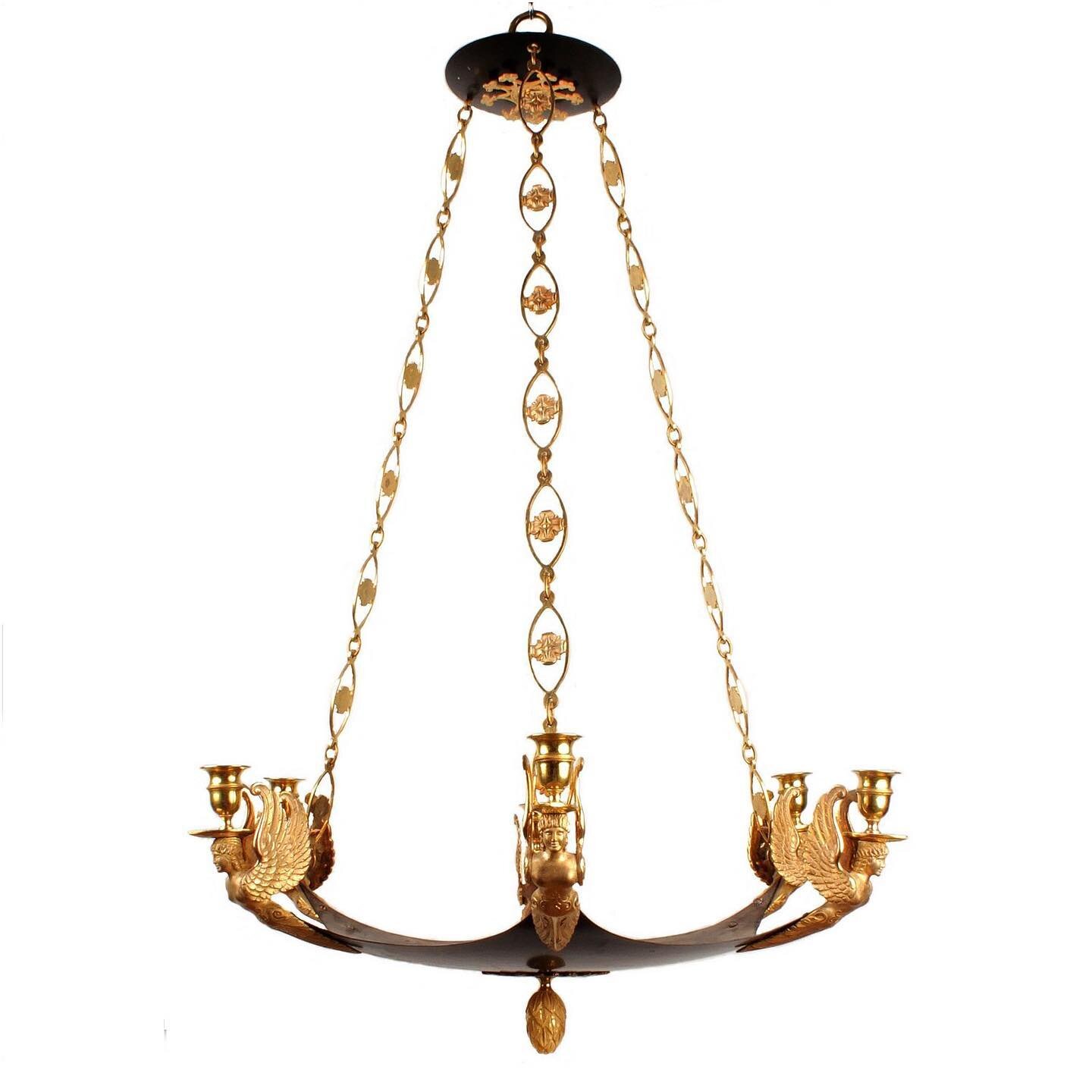 An Empire hanging lamp in patinated and gilded bronze. Probably made in Berlin Ca 1810.
.
.
.
#hanginglamp #hanginglights #chandelier #lysekrone #ljuskrona #kattokruunu #lustre #ormolu #kristallkrona #ceilinglight #belysningsarmatur #antikt #antiques