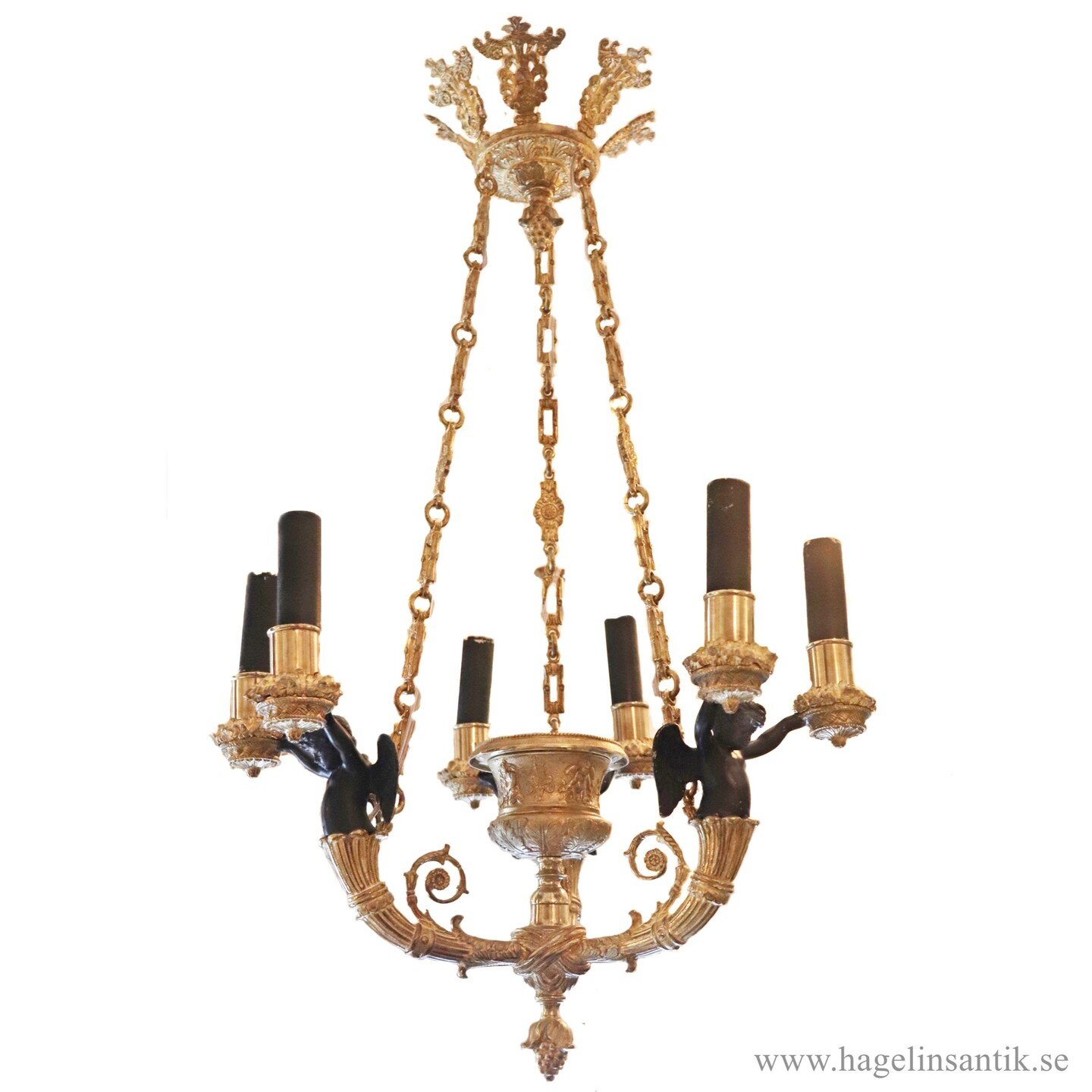 Empire style chandelier/hanging lamp from France Ca 1900-1910. Ormolu and patinated bronze with figures depicting putti.

#empirestyle #empire #hanginglamp #ceilinglight #chandelier #lustre #kattokruunu #lysekrone #ljuskrona #ormolu #antik #antiques 