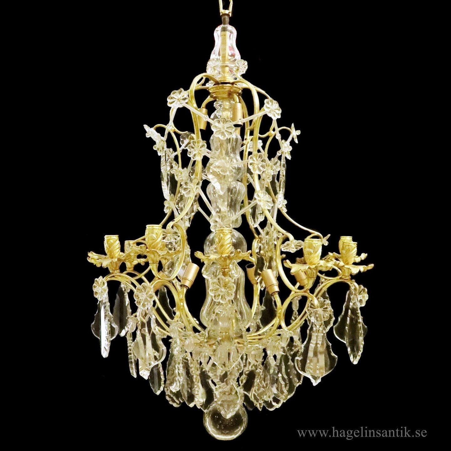 Impressive chandelier in the rococo manner, high quality probably Paris ca 1900-1910. Room for twelve candles, electrified. 110 cm high and 70 cm in diameter.

#chandelier #lysekrone #ljuskrona #ljuskronor #kristallkrona #kronenleuchter #lustre #katt