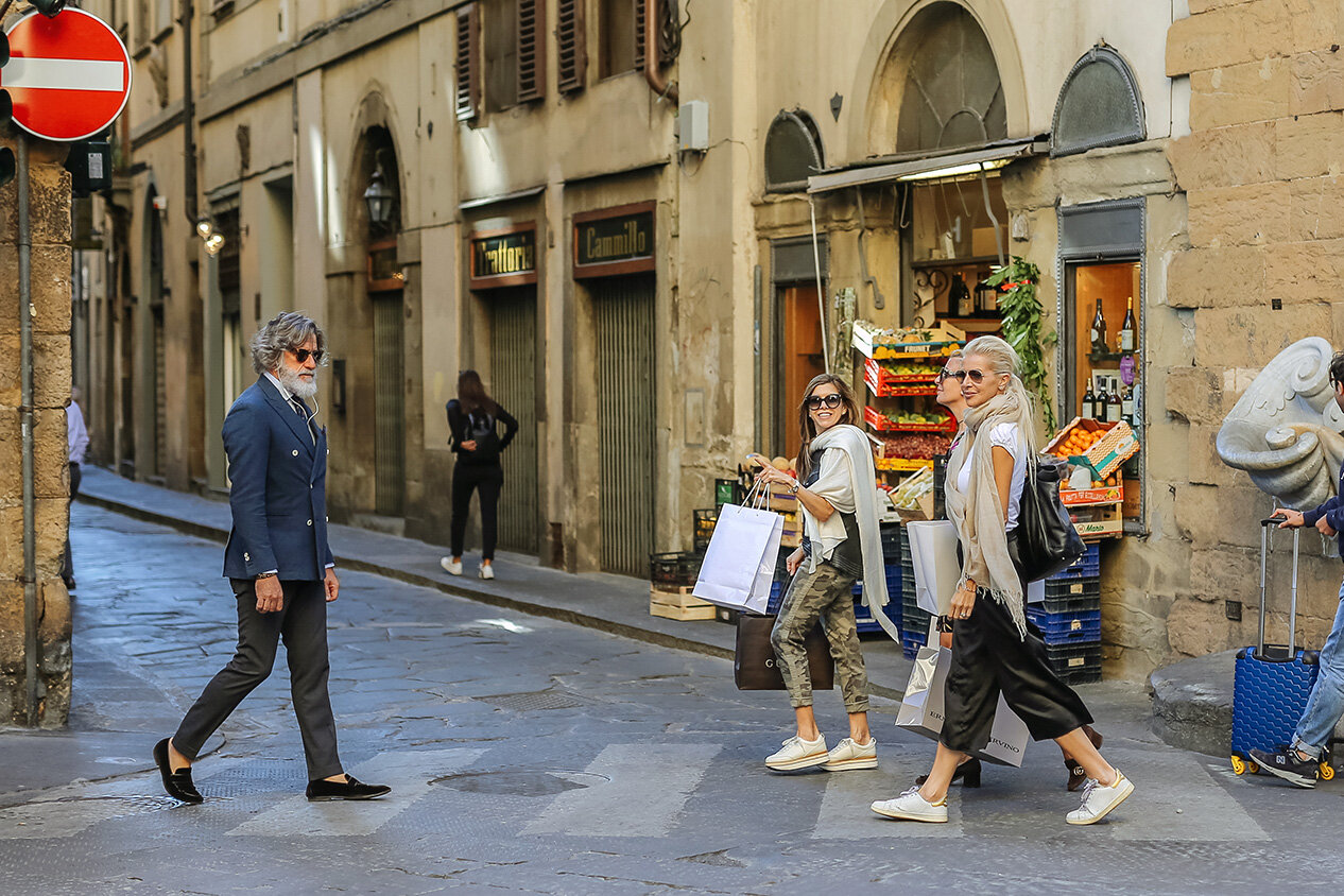 Tuscan-Fashion-Man-on-street-w-girls-shopping.jpg